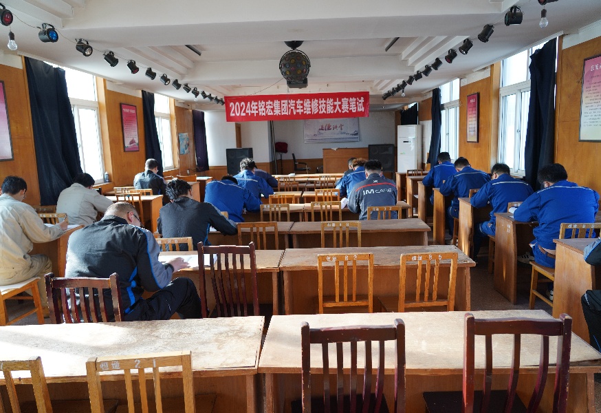 理論考試現(xiàn)場1_副本.jpg