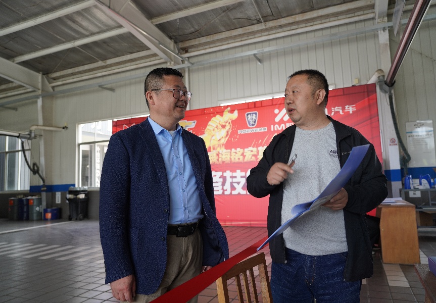 集團公司領導盧杰與裁判交流_副本.jpg 集團公司領導盧杰與裁判交流_副本.jpg