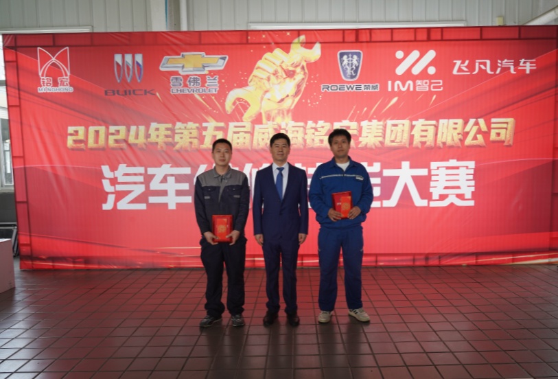 集團副總經(jīng)理宋國輝為第二、三名張偉、王政仁頒獎_副本.jpg 集團副總經(jīng)理宋國輝為第二、三名張偉、王政仁頒獎_副本.jpg